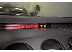 Дополнительные сведения выводятся на узкий монитор в верхней части центральной консоли. 