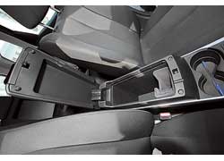 На ключ можно запереть не только &laquo;бардачок&raquo; на торпедо, но и бокс между сиденьями. Кстати, редко в какой машине встретишь отсек такой глубины. 