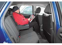 На втором ряду места хватает. Наклон спинки не меняется, но угол, под которым она установлена, предполагает полулежачую посадку, что увеличивает расстояние от головы до потолка.