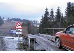 На границе Ивано-Франковской и Закарпатской областей есть эстакада, на которую заедет даже машина с малым клиренсом.