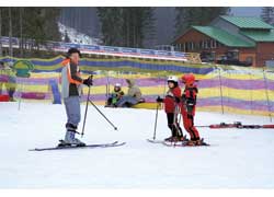 Для самых маленьких лыжников есть детская площадка, где инструкторы готовы преподать азы лыжной подготовки.