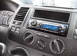 VW Transporter T5. Головное устройство – MP3-ресивер Sony CDX-GT 700, выигранный владельцем в качестве приза в прошлом соревновательном автозвуковом сезоне.