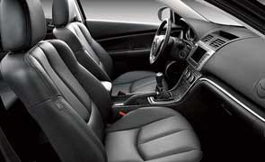 Интерьер Mazda6 выполнен в классическом стиле. В нем развиты идеи предшественника.