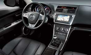 Интерьер Mazda6 выполнен в классическом стиле. В нем развиты идеи предшественника.