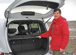 Огромная задняя дверь открывается на большую высоту, что удобно, например, в непогоду. 