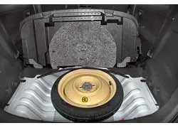 Под полом багажника находится большой бокс с отсеками для мелочевки, под ним &ndash; докатка. 