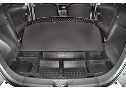 Под полом багажника находится большой бокс с отсеками для мелочевки, под ним &ndash; докатка. 