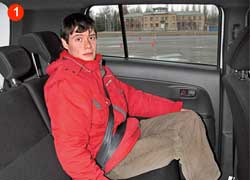 В крайнем заднем положении (1) сидений пассажирам очень просторно. Даже при сдвинутом максимально вперед диване (2) места для ног вполне достаточно. 