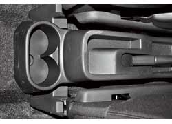 Подстаканники, ниши и полочки можно найти буквально в каждом уголке салона. 