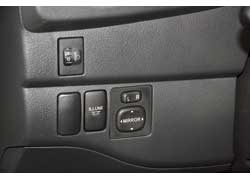 Люминесцентная подсветка динамиков и дверных ручек эффектна и отключается кнопкой. 