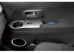 Люминесцентная подсветка динамиков и дверных ручек эффектна и отключается кнопкой. 