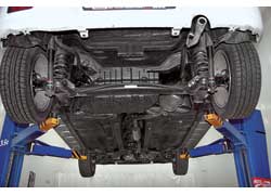 Жесткая подвеска отлично держит авто на виражах и противостоит пробоям. Порадовала и качественная антикоррозийная обработка, а вот отсутствие защиты мотора &ndash; минус. 