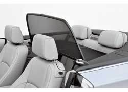 Специальная сетка, установленная над вторым рядом сидений, существенно снижает завихрения воздуха в салоне.