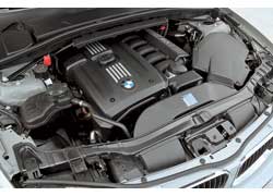 Для новой машины предлагается ряд из четырех бензиновых и одного турбодизельного мотора: 118i (2,0 л/143 л. с.), 120i (2,0 л/ 170 л. с.), 125i (3,0 л/218 л. с.) , 135i (3,0 л biturbo/306 л. с.) и 120d (2,0 л/177 л. с.). 