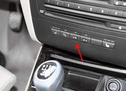 Кнопки управления крышей скромно спрятаны между клавишами отключения парктроника и включения подогрева сидений.