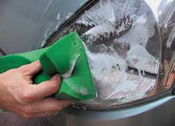 Засохшую грязь следует регулярно смывать вручную. Чтобы избежать появления паутины микро­царапин на пластиковом стекле, для механической чистки лучше использовать специальные моющие средства и нежесткую мочалку. 