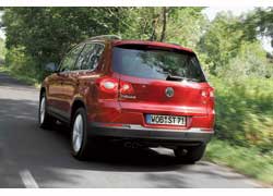 Volkswagen хоть и не так удобен в погрузке на тесных парковках, но объем самого багажника у него значительно больше.