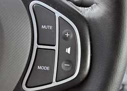 В зависимости от комплектации на правой спице руля – кнопки управления круиз-контролем (на фото) или аудиосистемой. 