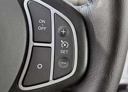В зависимости от комплектации на правой спице руля – кнопки управления круиз-контролем или аудиосистемой (на фото). 