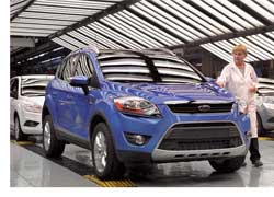 Из ворот немецкого завода Ford в городе Саарлуи выехал первый экземпляр компактного SUV Kuga.