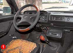 Любители серьезного тюнинга могут изменить интерьер салона Lada 2105 (1) путем установки торпедо «тройки» BMW с кузовом Е30 (2).