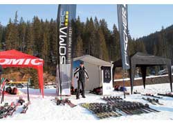 Лагерь разбивают прямо на склоне. Производители лыжных комплектов предоставляют для тестов по несколько разнообразных моделей.