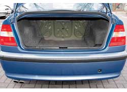 Багажник седана Е46 средний по сравнению с «одноклассниками» с такими же типами кузовов – 440 л против 455 л у Mercedes C-Кlasse W203 и 400 л у Lexus IS300.