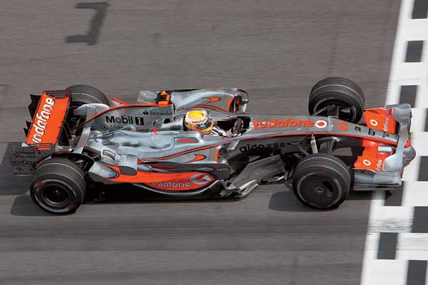 Хэмилтона подвела заминка на пит-стопе; но скорость его McLaren по-прежнему впечатляет.