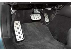Турбированные версии отличаются алюминиевыми накладками на педали с резиновыми вставками, чтобы не скользили ноги.
