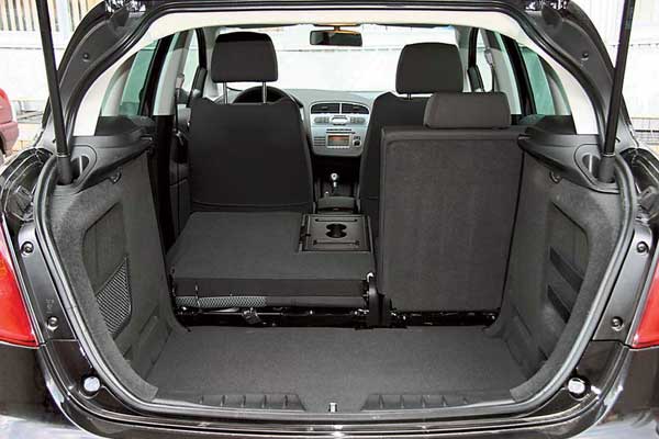 Пользоваться большим 500 литровым багажником удобно. Этому способствуют небольшая погрузочная высота и огромный дверной проем. 
