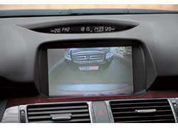 При включении заднего хода Honda Legend всего лишь выводит на экран изображение с задней видеокамеры. 