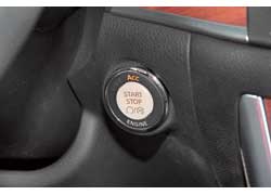 Открыли дверь маленькой кнопкой на ручке? Значит машина вас признала. Осталось нажать кнопку и запустить мотор.