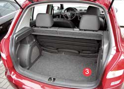 В штатном положении (1) 300-литровый багажник Fabia один из самых больших в классе, к тому же спорить с ним и по вариантам трансформации сложно. Так, заднюю полку можно переставить в среднее положение (2) или установить вплотную к спинке (3). Сложив сиденье, багажник можно увеличить до 1163 л (4).