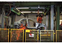 Большую часть сварочных работ по кузову Lanos II выполняют роботы. В этом году планируется достигнуть стабильного темпа сварки – 32 кузова в час.