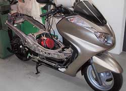 Свою пригодность к использованию мотор доказал «под капотом» скутера.
