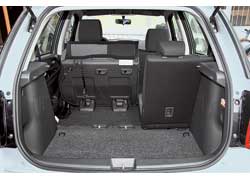 Багажник объемом всего 270 л в «походном» состоянии и 670 л со сложенными сиденьями – показатели скромные.