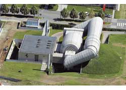 Аэродинамическая труба рядом с первой «исторической» проходной завода. Она построена в 1997 году Рензо Пиано – одним из лучших архитекторов мира.