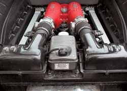 Энцо Феррари всегда гордился именно моторами своих машин. На тестируемых экземплярах стандартный двигатель F430 – 490 л. с. и 465 Нм.