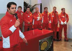 Перед заездами знакомимся с инструкторами Pilota Ferrari.