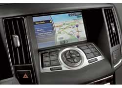 Навигационная система с большим цветным дисплеем и джойстиком управления предлагается в качестве опции.