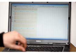 Прибор подключается к компьютеру и с помощью специальной программы автоматически фиксирует в таблице все значения замеров.