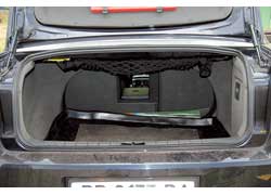 Багажник – довольно вместительный, и во всех модификациях можно его увеличить, сложив спинки задних сидений.