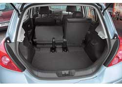Всего лишь сдвинув заднее сиденье вперед, объем багажника можно увеличить на 191 л (с 272 до 463 л).