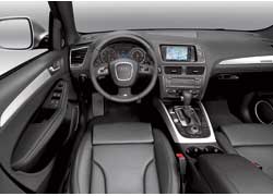 Салон Audi отличается центральной консолью, немного повернутой к водителю. 