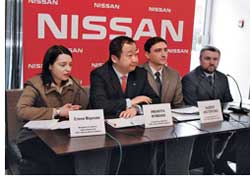 После 3 лет работы генеральным директором компании господин Имамура Фумиаки (на фото слева) перешел на руководящую должность в центральный офис Nissan International SAS в Женеве