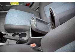 Между водительским и пассажирским сиденьями есть подлокотник с отделениями для мелких предметов.