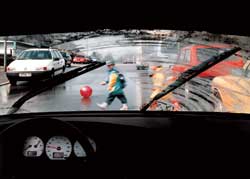 Видимость на дороге во время дождя зависит от эффективности работы стеклоочистителей. Если они оставляют разводы, их желательно заменить. 