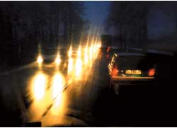 Наиболее опасен дождь ночью. Дело в том, что вода как на стекле, так и на дороге выполняет функцию оптических элементов, преломляющих и отражающих свет. 