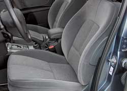 Сиденья Peugeot 407 понравятся водителям, которые предпочитают комфорт спортивной цепкости боковой поддержки. 