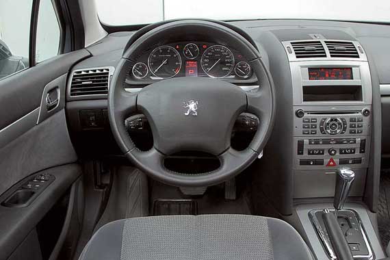 Салон Peugeot выглядит наиболее скромно.Все дело в том, что отделка отличается лишь оттенками серого цвета. 